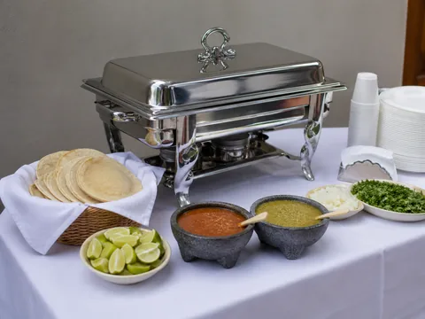 Complementos para taquiza con salsas, limones, cebolla y tortillas en CDMX